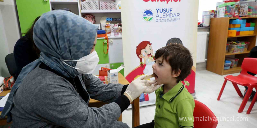 Miniklere eğlenerek diş fırçalama yöntemlerini öğrettiler