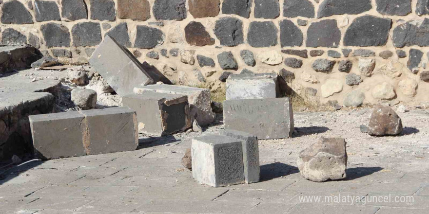 Mir Abdal Cami’nin içinde bulunan yapı yıkılmak üzere