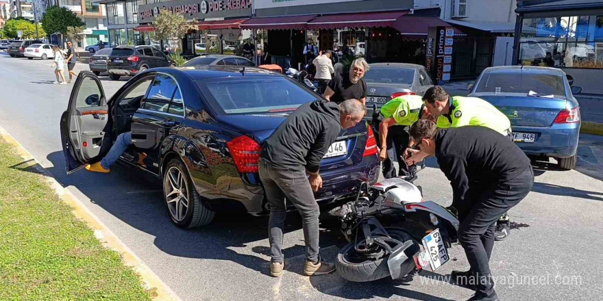 Motosiklet başka bir araca yol vermek için duran otomobilin altına girdi: 2 yaralı