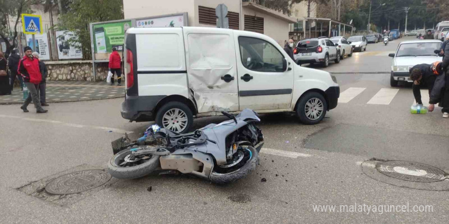 Motosiklet hafif ticari araca çarptı: 2 yaralı