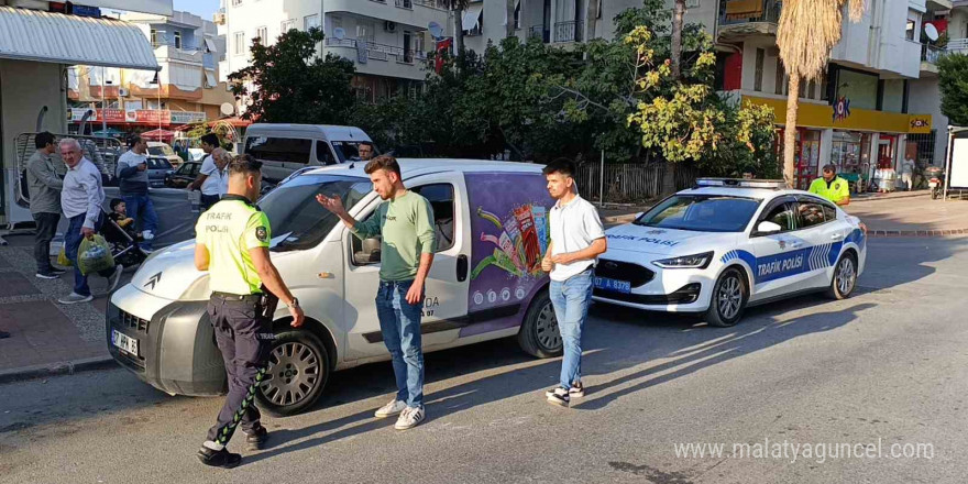 Motosiklet iki otomobile çarptı, sürücüsü yaralandı