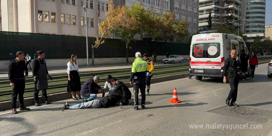 Motosiklet ile hafif ticari araç çarpıştı: 1 yaralı