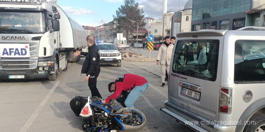 Motosiklet ile hafif ticari araç çarpıştı: 1 yaralı