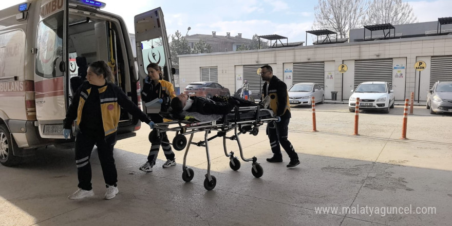 Motosiklet ile otomobil kafa kafaya çarpıştı