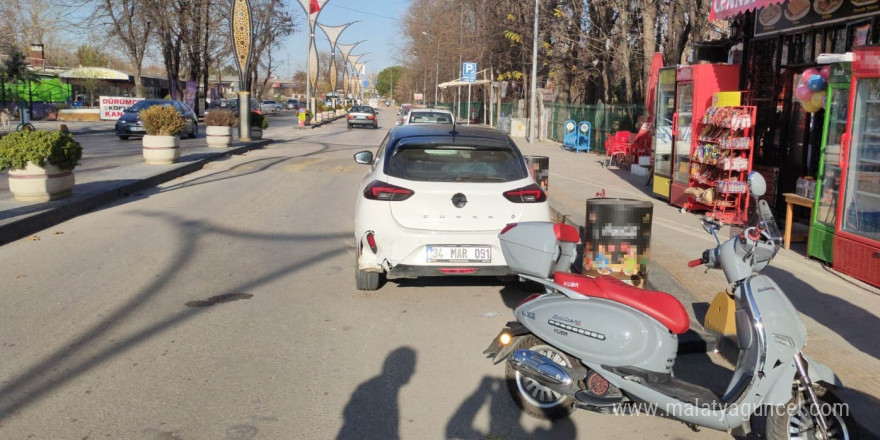 Motosiklet park halindeki otomobile çarptı: 2 yaralı