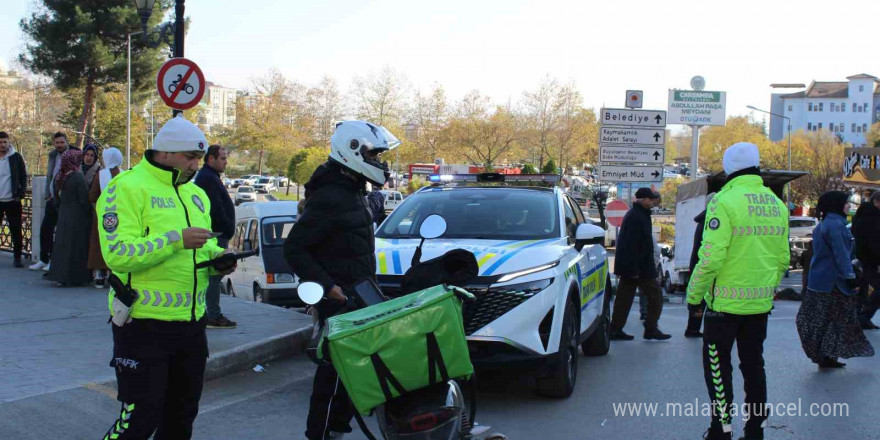 Motosiklet sürücüleri denetime takıldı