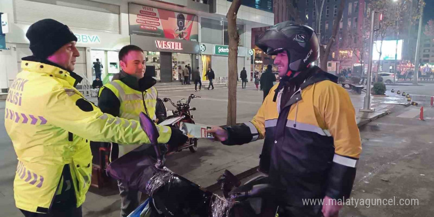 Motosiklet sürücülerine ’Hızını azalt ömrünü uzat’ broşürü dağıtıldı