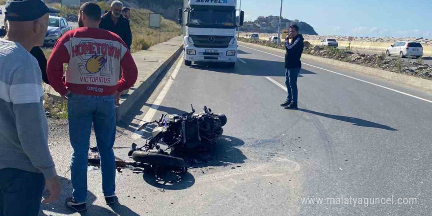 Motosiklet sürücüsü dönüş yapmak isterken tır çarptı