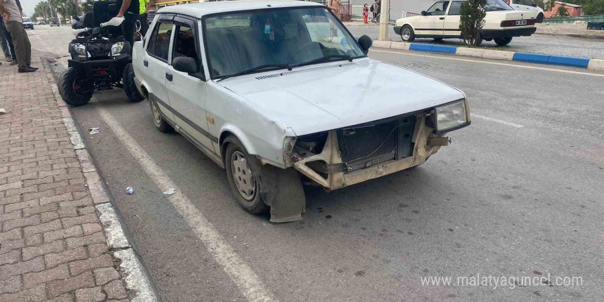 Motosiklet sürücüsü önce otomobile, sonra yayalara çarptı: 3 yaralı