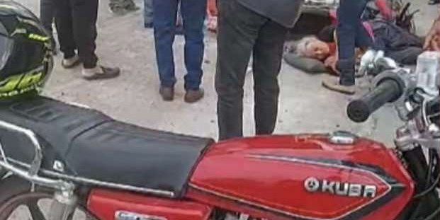 Motosiklet sürücüsü önce otomobile, sonra yayalara çarptı: 3 yaralı