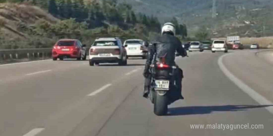 Motosiklet üzerinde dans edip kilometrelerce ilerledi