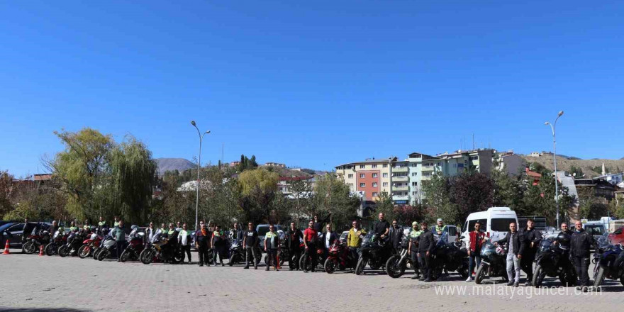 Motosikletçiler Oltu’da şov yaptı