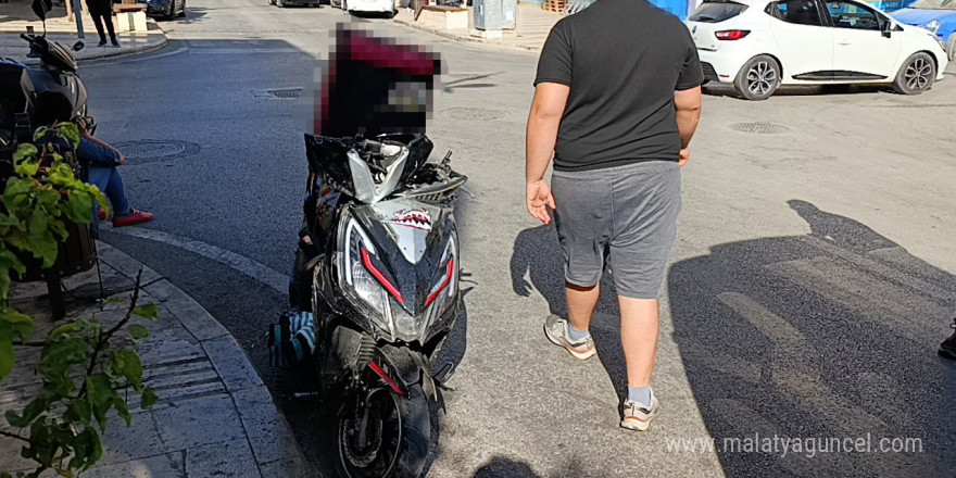 Motosiklete çarpan otomobil sürücüsü kaza sonrası gözyaşlarına hakim olamadı