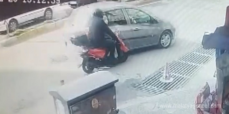 Motosiklete çarpıp kaçtı: Kaza güvenlik kameralarına yansıdı