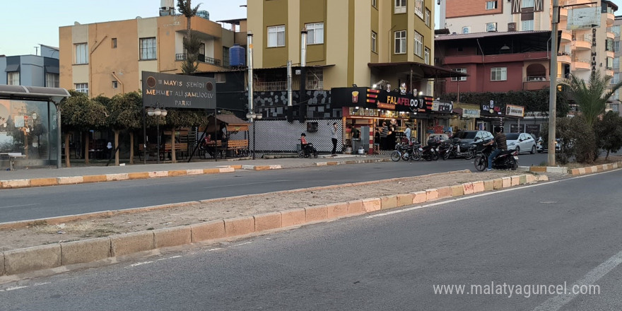 Motosikletin çarptığı yaşlı adamın savrulduğu anlar kamerada