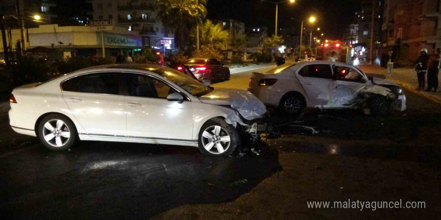 Motosikletle çarpışan otomobil karşı şeride geçip araca çarptı: 4  yaralı