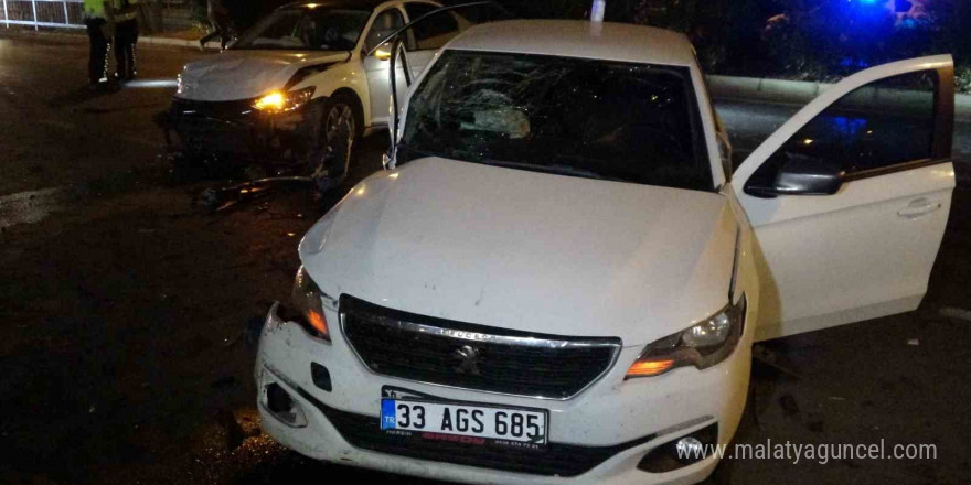 Motosikletle çarpışan otomobil karşı şeride geçip araca çarptı: 4  yaralı