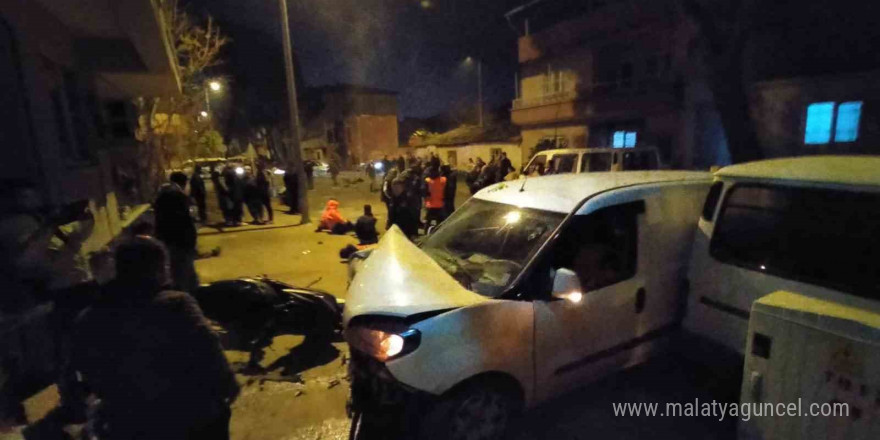 Motosikletle çarpışarak savrulan ticari araç, park halindeki araçlara çarptı: 9 yaralı