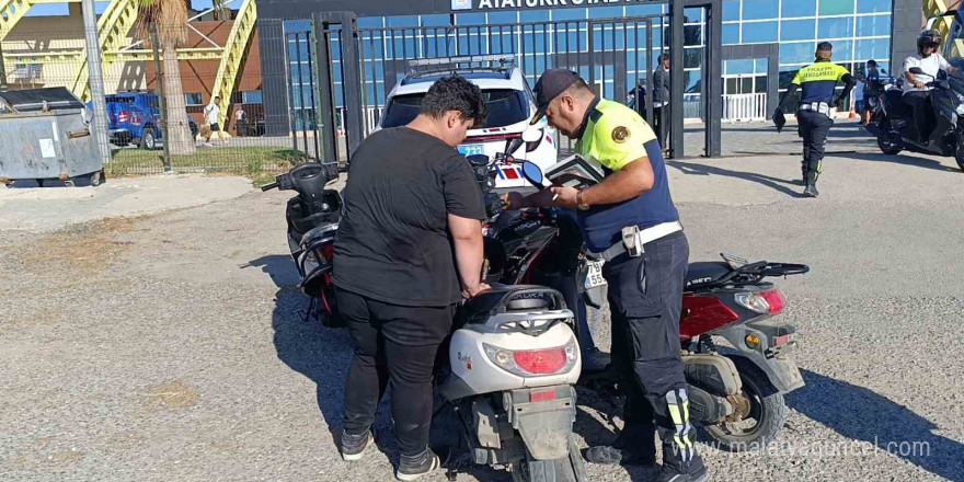 Motosikletlerin plakasını söküp drift pistine gittiler