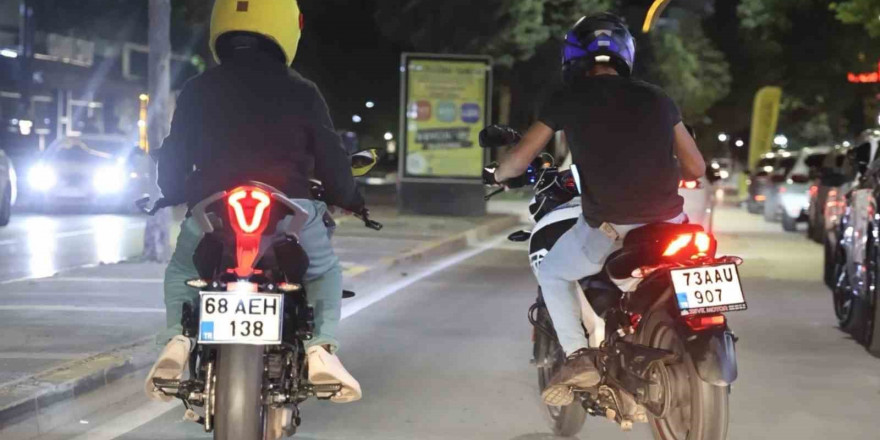 Motosikletli trafik magandaları kamerada