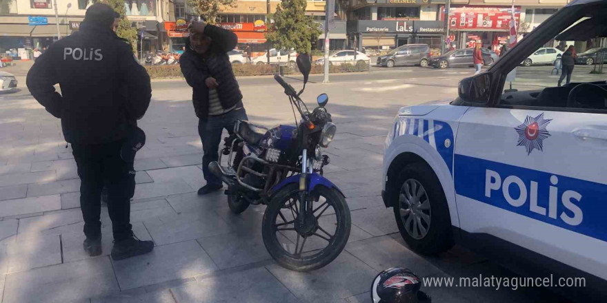 Motosikletliyi kaskıyla dövdü, kanlar içinde kaldı