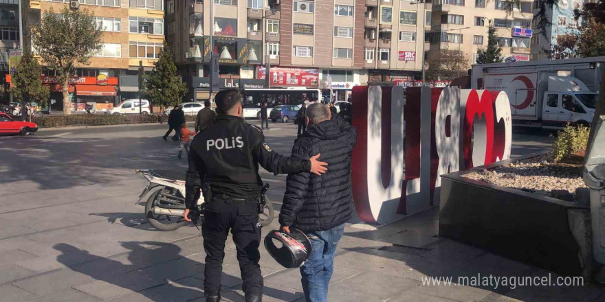 Motosikletliyi kaskıyla dövdü, kanlar içinde kaldı