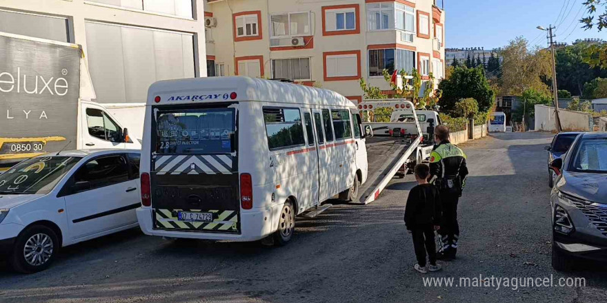 Muayenesi geçen servis bağlandı, öğrenciler başka servisle yollarına devam etti