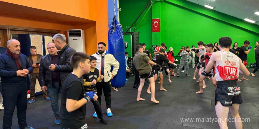 Muaythai alanında 100 sporcu ortak antrenman yaptı