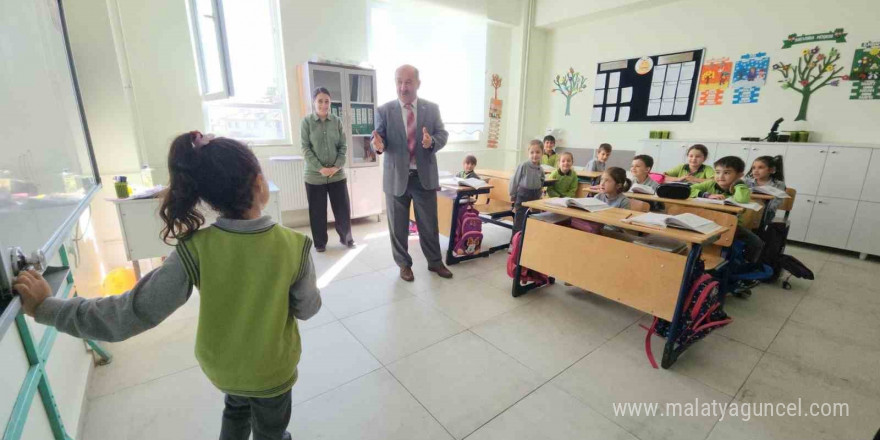 Müdür Başyiğit, öğrencilere kitap okumanın faydalarını anlattı