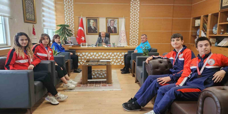 Müdür Başyiğit, Okul Sporları Türkiye Şampiyonası’nda derece elde eden özel öğrencileri kabul etti