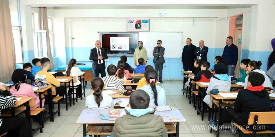 Müdür Gür ortaokul öğrencileri ile derse katıldı