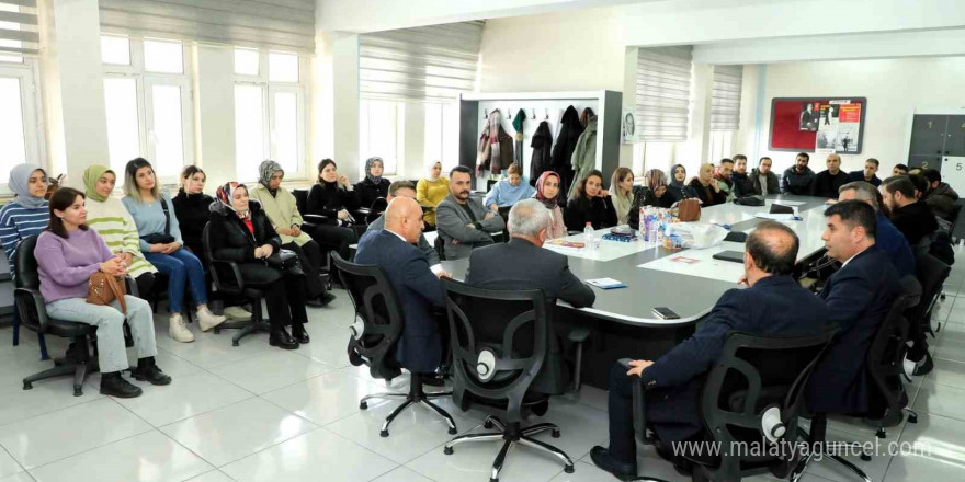 Müdür Gür ortaokul öğrencileri ile derse katıldı