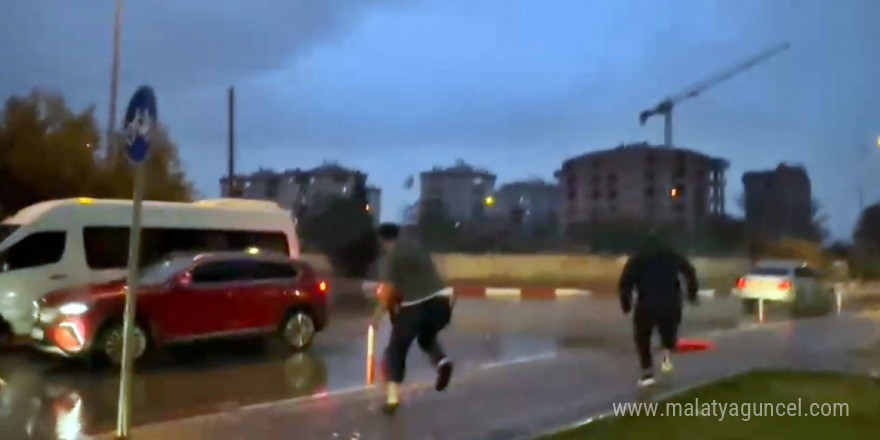 Müezzin ve cemaati camiye sokmayan eli bıçaklı şahıs tutuklandı