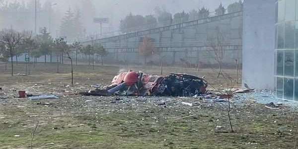 Muğla Eğitim ve Araştırma Hastanesi’ne çarpan bir helikopter, yakınındaki boş alana düştü. Ekiplerin olay yerinde çalışmaları sürüyor.