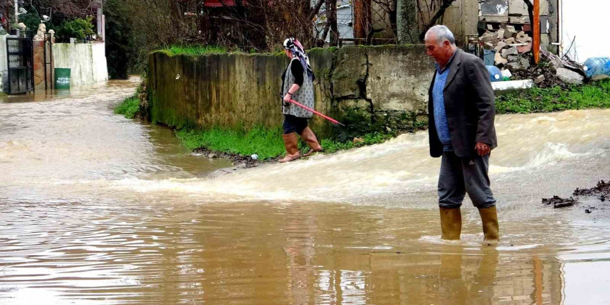 Muğla’da bazı cadde ve sokaklar yağmur sonrası sular altında kaldı