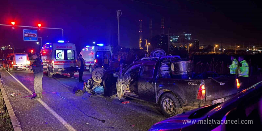 Muğla’da feci kaza... Kavşakta 2 araç çarpıştı: 2 ölü, 2 yaralı