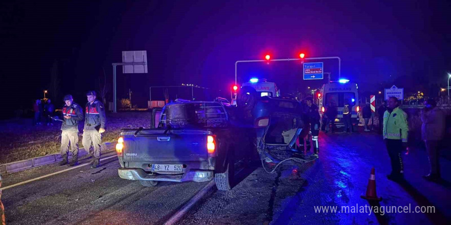 Muğla’da feci kaza... Kavşakta 2 araç çarpıştı: 2 ölü, 2 yaralı