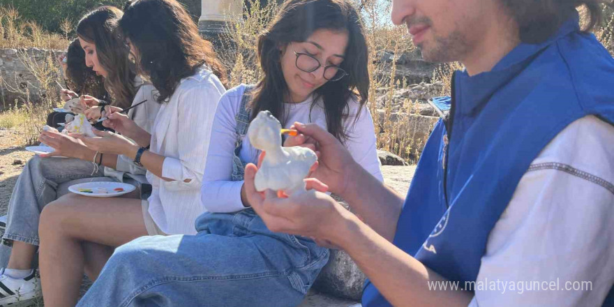 Muğla’da gönüllü gençler Stratonikeia’da sanatla buluştu