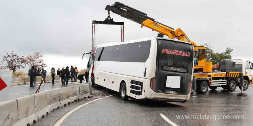 Muğla’da kaza yapan otobüs trafiği felç etti