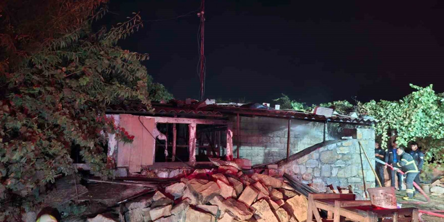 Muğla’daki yangında ahır alevlere teslim oldu