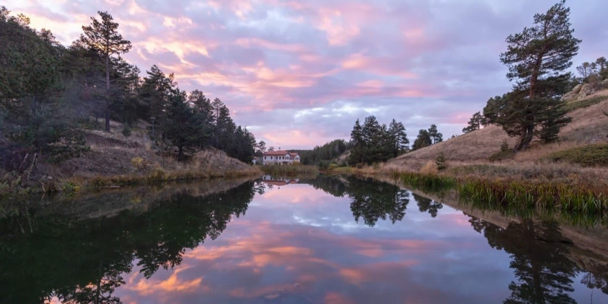 Muhteşem göl manzarasının 1 günü time-lapse tekniğiyle kaydedildi