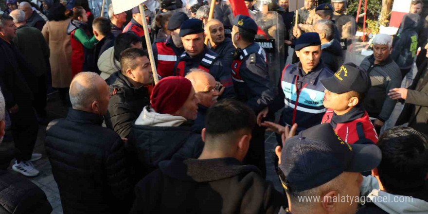 Mühürlemeye karşı çıkan işletme sahiplerine biber gazıyla müdahale edildi