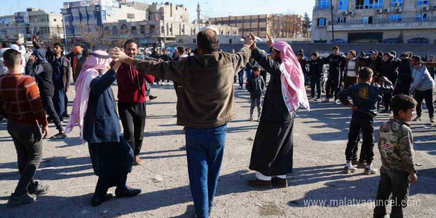 Münbiç meydanında cuma namazı sonrası zafer kutlaması