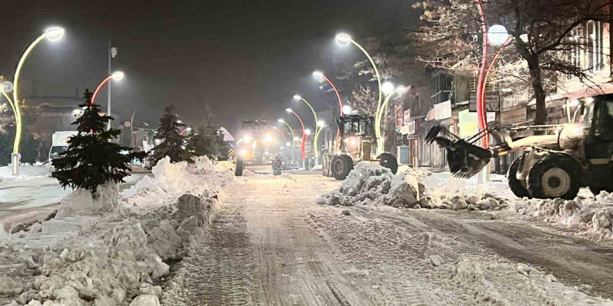 Muradiye’de kar temizleme çalışması