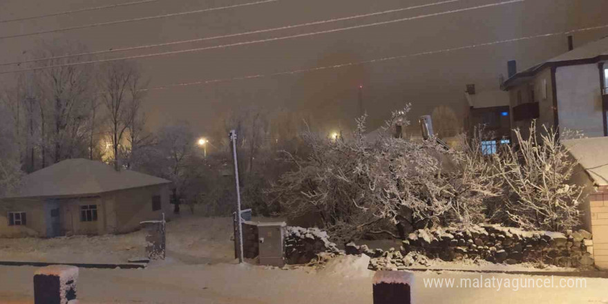 Muradiye’de kar yağışı: 27 yerleşim yerinin yolu kapandı