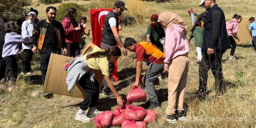 Muradiye’de yaban hayvanları için doğaya yem bırakıldı