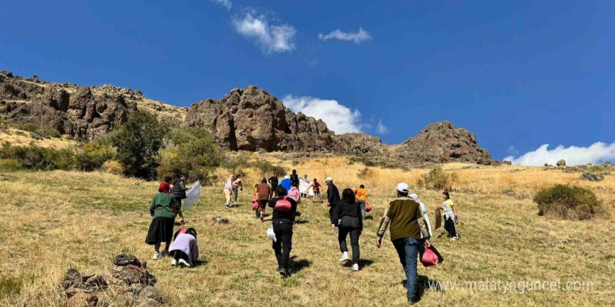 Muradiye’de yaban hayvanları için doğaya yem bırakıldı