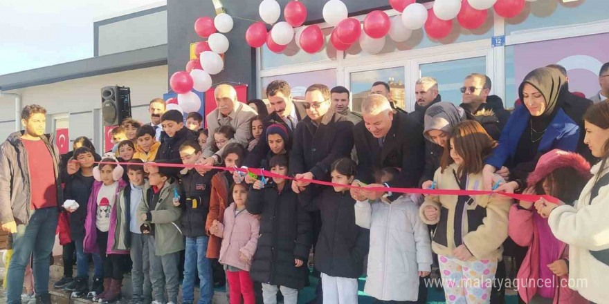 Muradiye’de yarı olimpik yüzme havuzu hizmete girdi