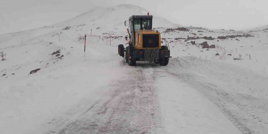 Muradiye’de yol açma çalışmaları devam ediyor