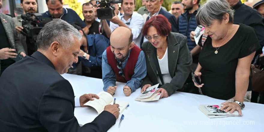 Muratpaşa Belediye Başkanı Ümit Uysal, yeni kitabını tanıttı